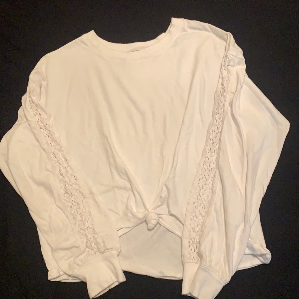 Cropped long sleeve. Still very white. No stains. Good condition